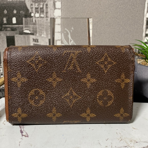 Authentic Louis Vuitton Monogram Bifold Zippy Wallet with unbranded gold chain - Picture 4 of 11